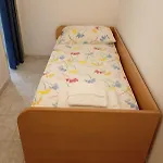 Anna's Little House בארי